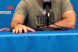 阿玛尼秀场结束后的肯豆！这几步比台步扭得好👍