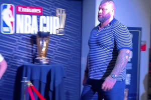 嚯，这强壮的大体格！张曼源身穿旗袍黑丝热舞😍